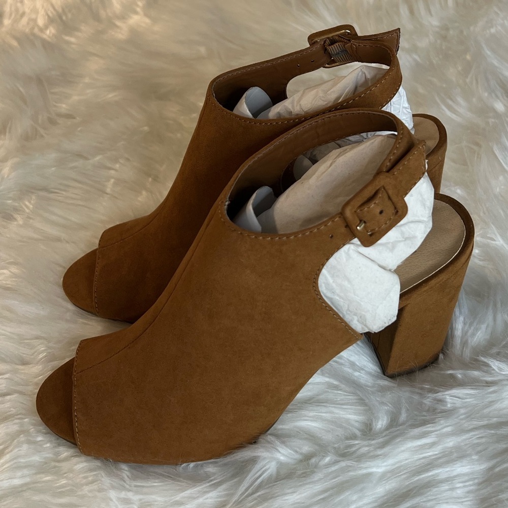 Material Girl NWOT size 8 tan faux suede boho summer heels